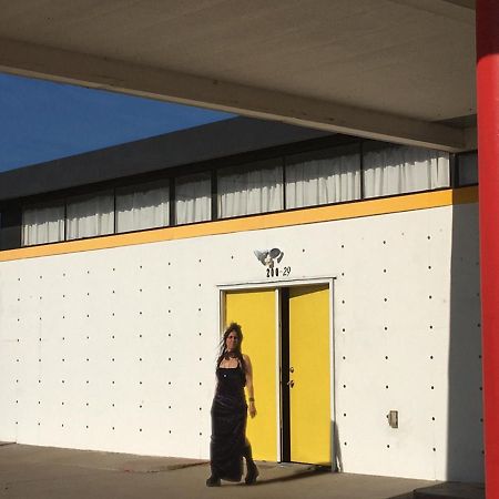 Space Castle: A 1950S Gas Station Transformed Into An Art Themed Wonderland Truth or Consequences Buitenkant foto