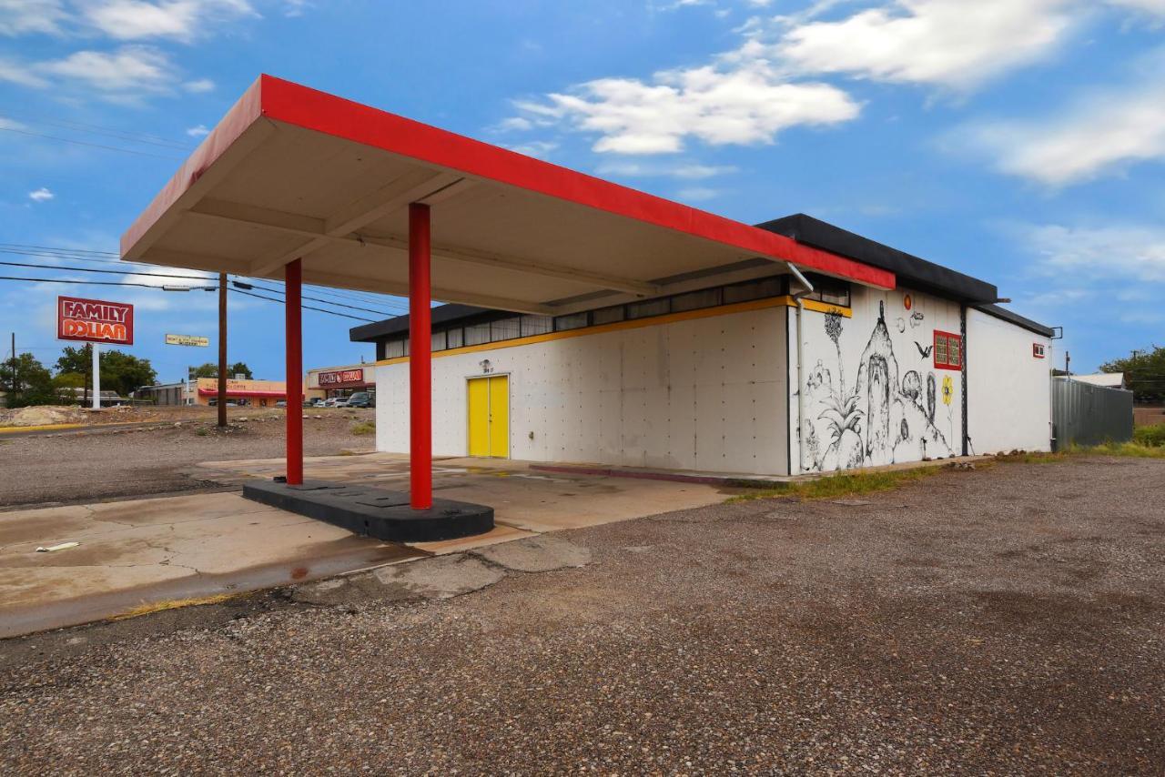 Space Castle: A 1950S Gas Station Transformed Into An Art Themed Wonderland Truth or Consequences Buitenkant foto